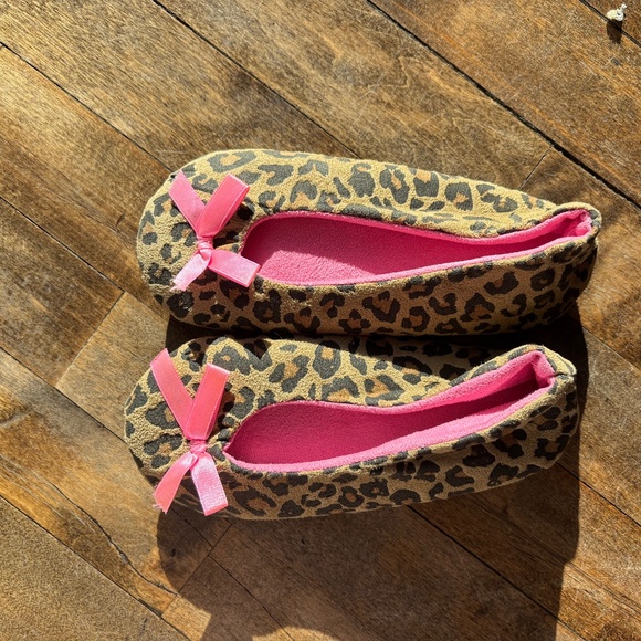 Kids new leopard slippers - Picture 1 of 2